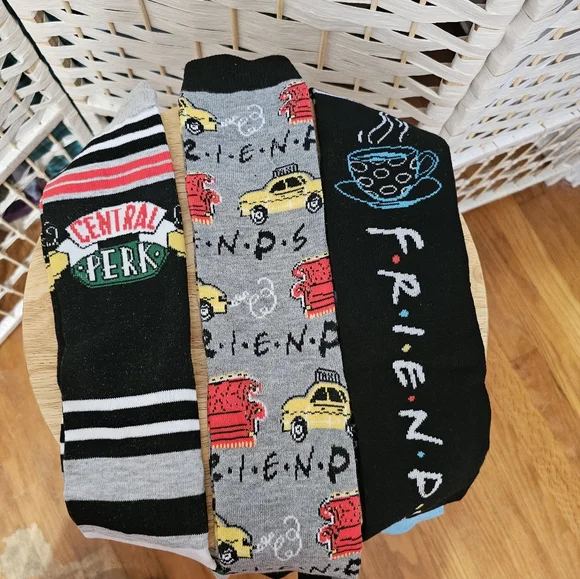 6 Pairs New "Friends" Crew Socks - Picture 3 of 3